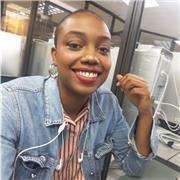 Profesora imparte clases de arte a personas de todas la edades